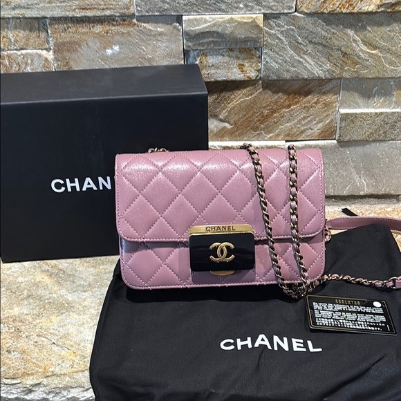 CHANEL Handbags - BEAUTIFUL authentic Chanel Pink front flap caviar leather Quilted crossbody bag